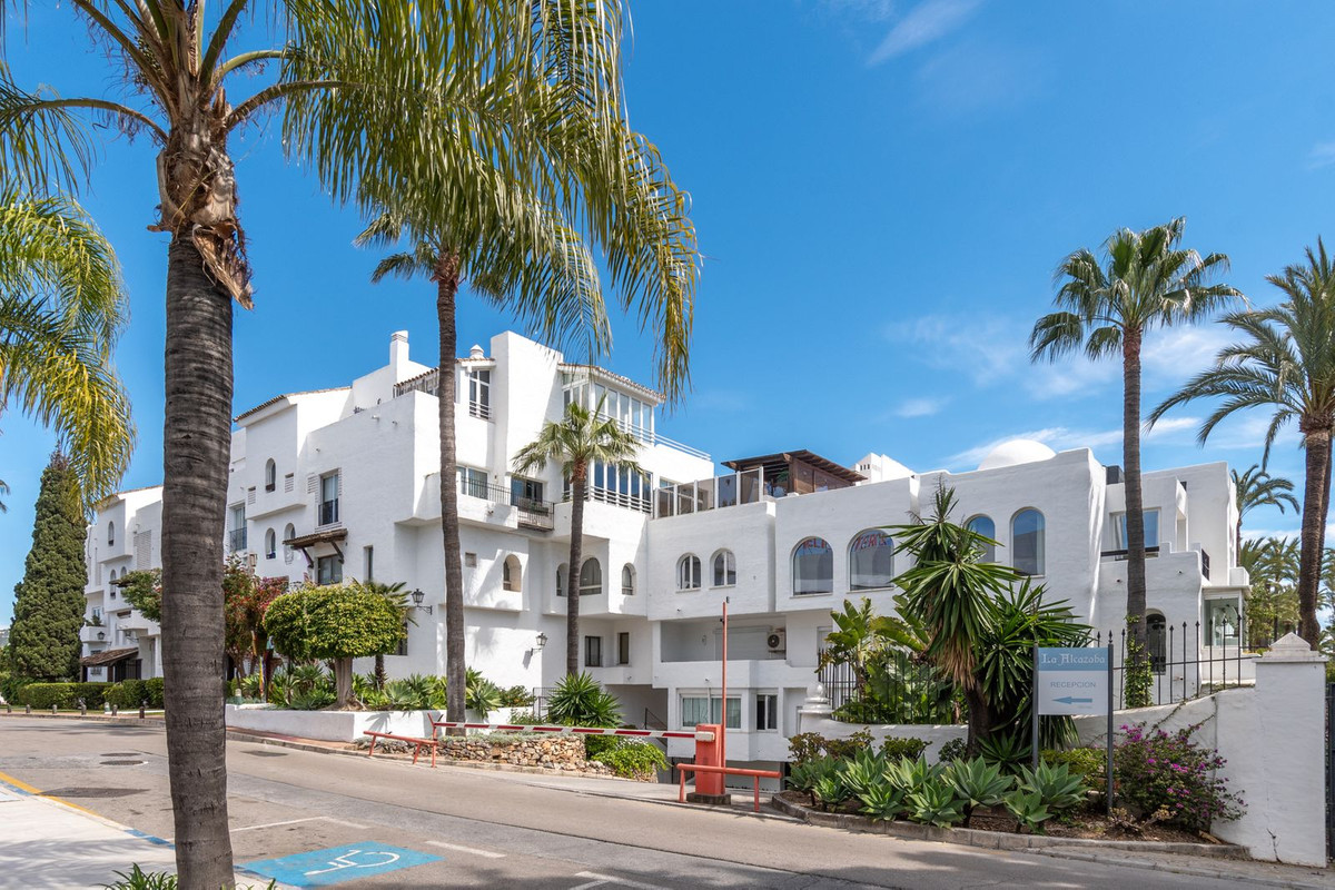 4 Bed Apartment for sale in Puerto Banús Costa Del Sol, Málaga, Spain