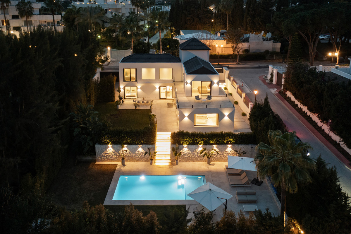 Se vende Villa - Chalet de 4 dormitorios en Costa Del Sol, Málaga, España