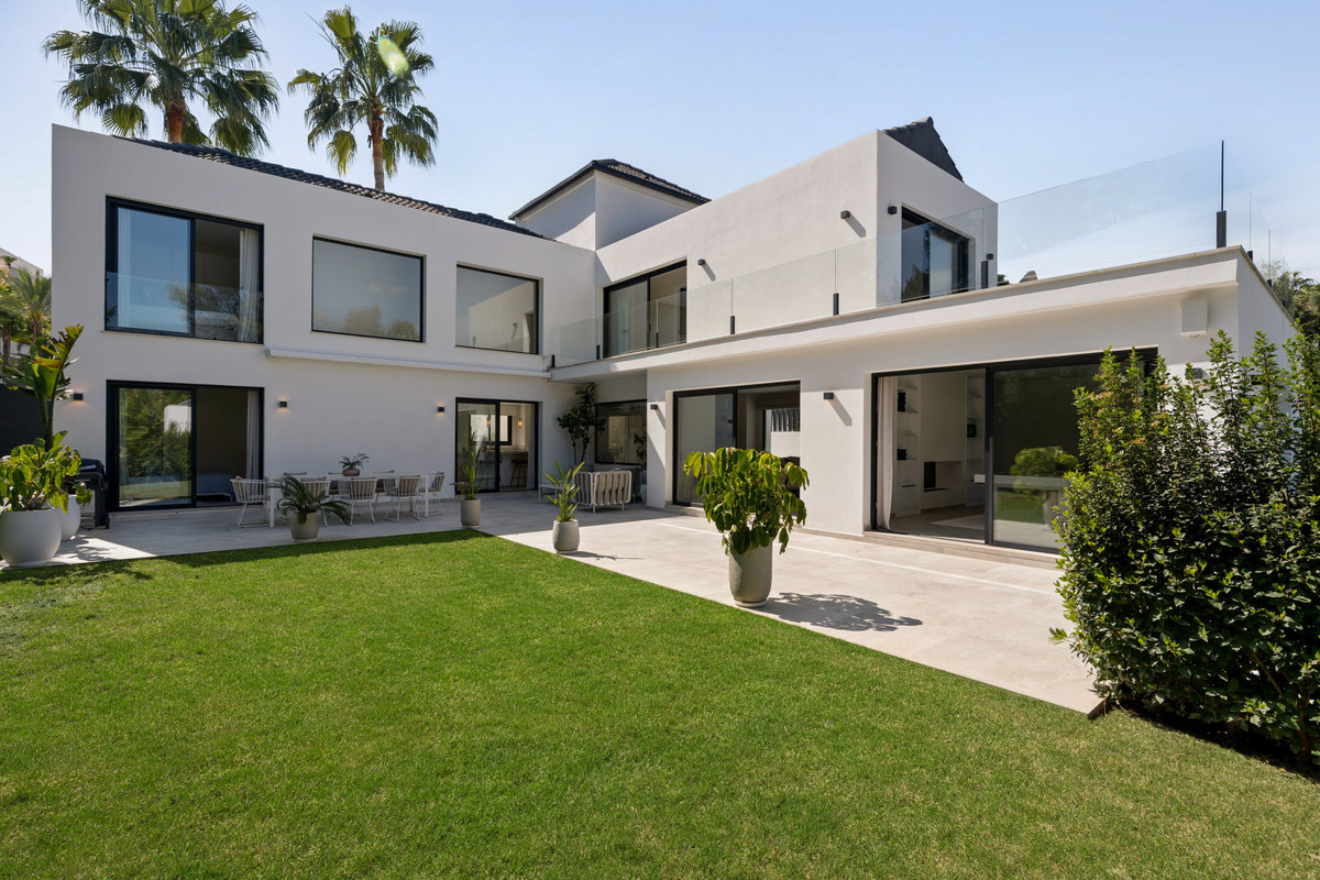 Se vende Villa - Chalet de 4 dormitorios en Costa Del Sol, Málaga, España