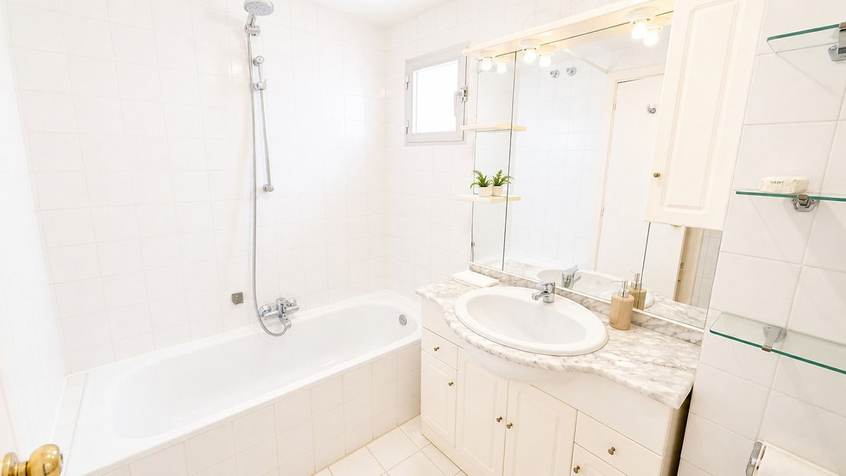 2 Bed Apartment for sale in Atalaya Costa Del Sol, Málaga, Spain