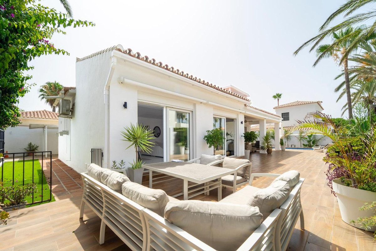 Se vende Villa - Chalet de 4 dormitorios en Costa Del Sol, Málaga, España