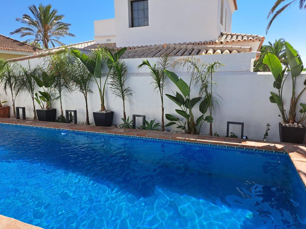 Se vende Villa - Chalet de 4 dormitorios en Costa Del Sol, Málaga, España