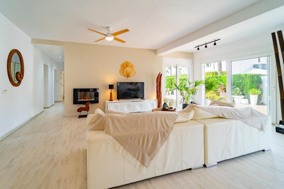 Se vende Villa - Chalet de 4 dormitorios en Costa Del Sol, Málaga, España