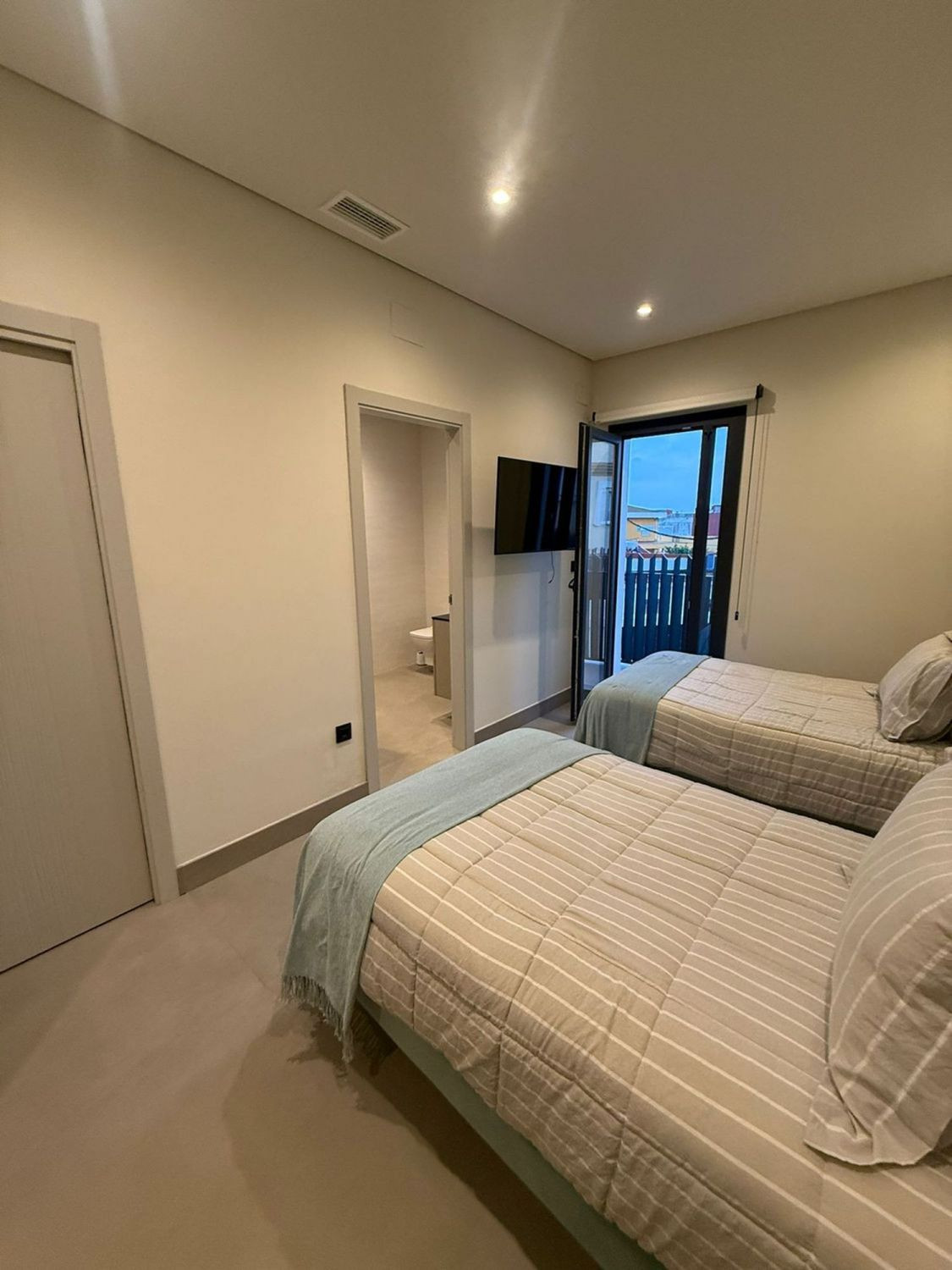 4 Bed Townhouse for sale in La Línea Costa Del Sol, Cádiz, Spain