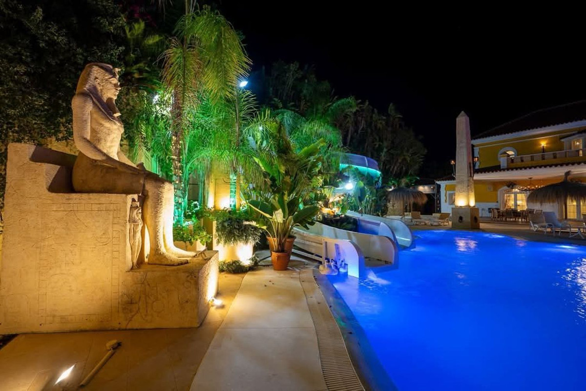 Se vende Villa - Chalet de 7 dormitorios en Costa Del Sol, Cadiz, España