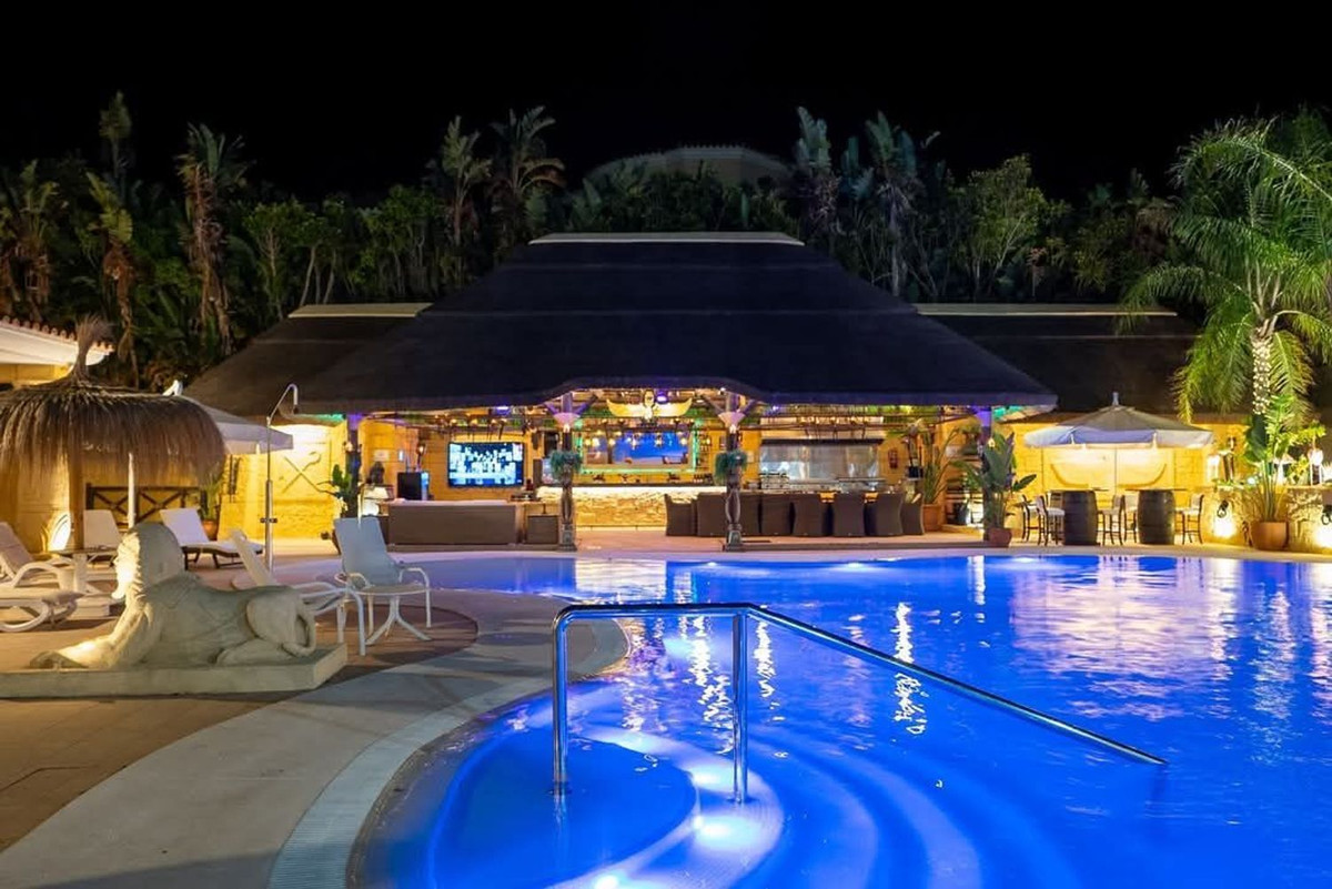 Se vende Villa - Chalet de 7 dormitorios en Costa Del Sol, Cadiz, España