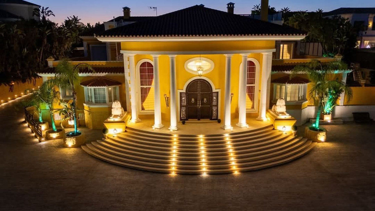 Se vende Villa - Chalet de 7 dormitorios en Costa Del Sol, Cadiz, España