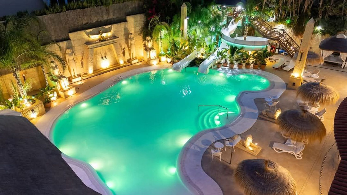 Se vende Villa - Chalet de 7 dormitorios en Costa Del Sol, Cadiz, España