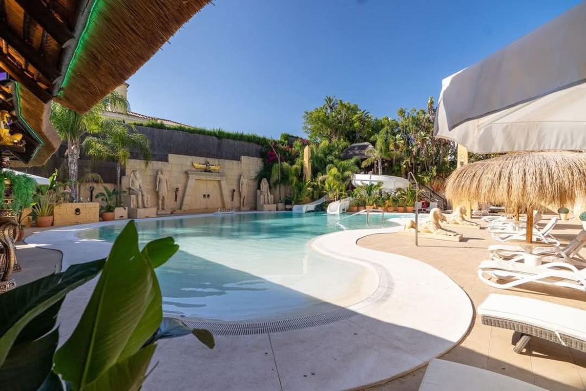 Se vende Villa - Chalet de 7 dormitorios en Costa Del Sol, Cadiz, España