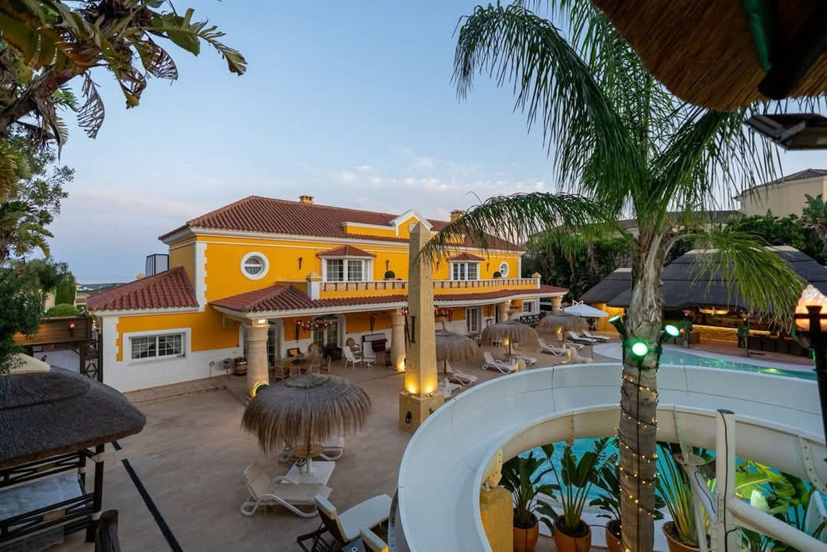 Se vende Villa - Chalet de 7 dormitorios en Costa Del Sol, Cadiz, España