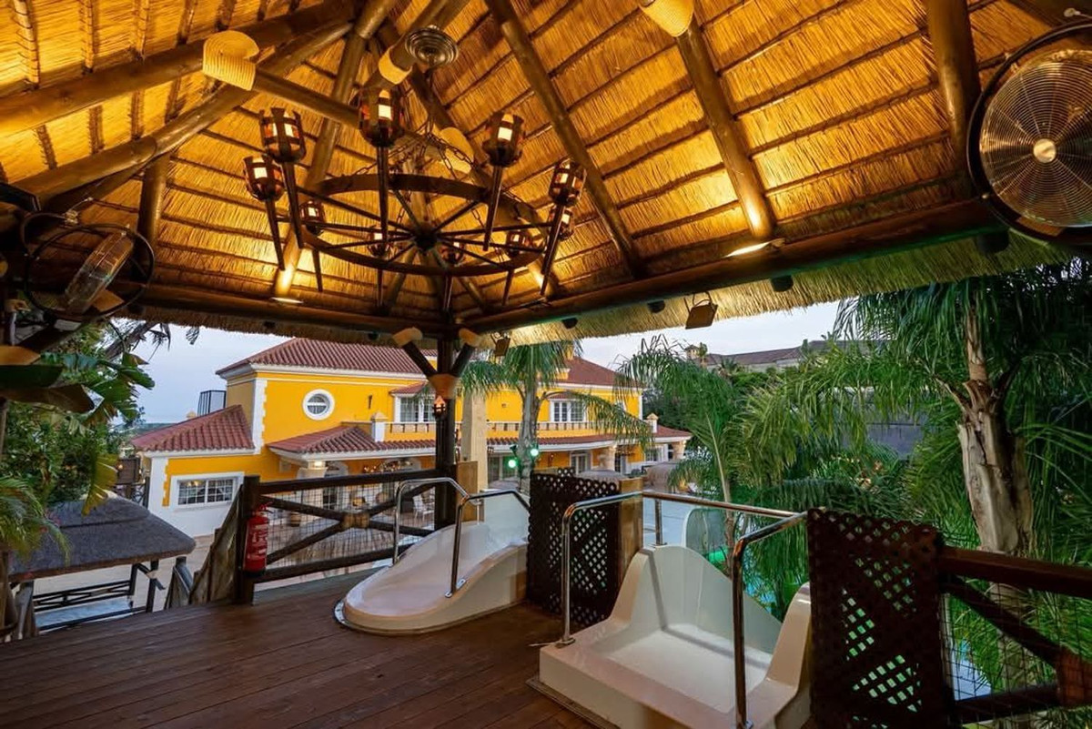 Se vende Villa - Chalet de 7 dormitorios en Costa Del Sol, Cadiz, España