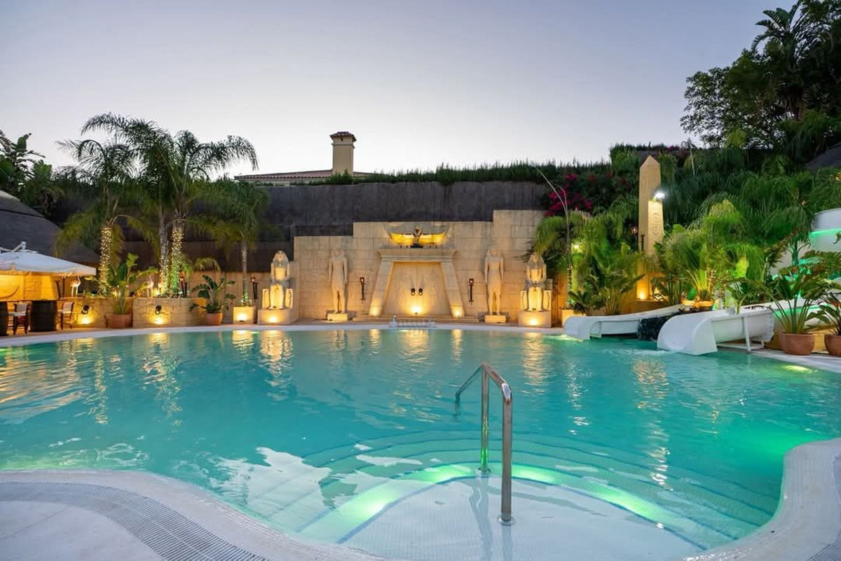 Se vende Villa - Chalet de 7 dormitorios en Costa Del Sol, Cadiz, España
