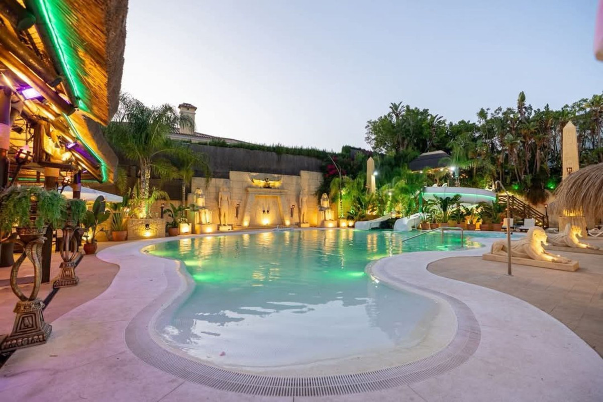 Se vende Villa - Chalet de 7 dormitorios en Costa Del Sol, Cadiz, España