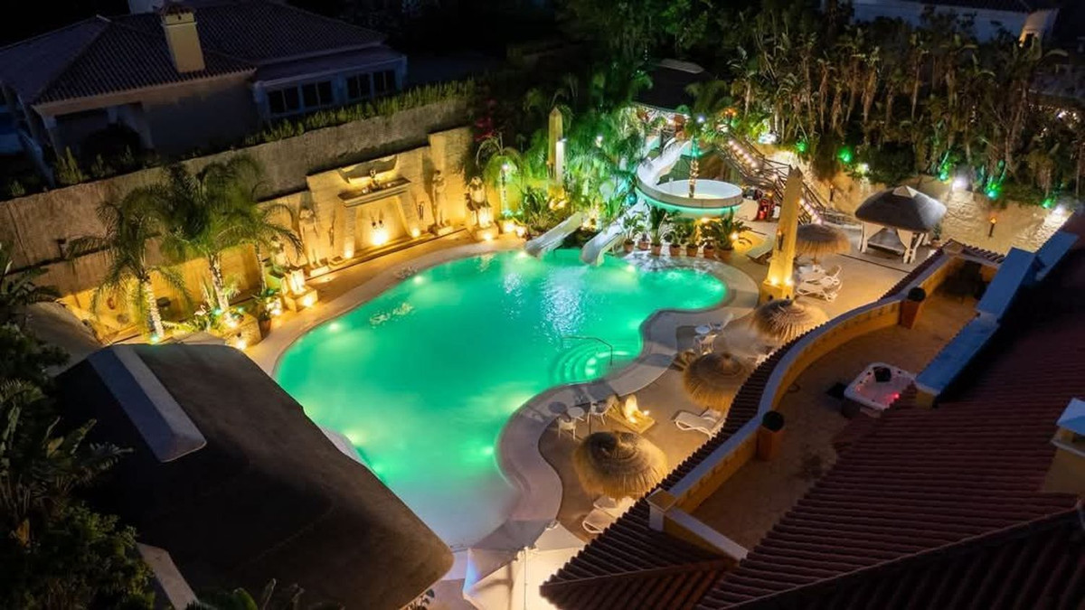 Se vende Villa - Chalet de 7 dormitorios en Costa Del Sol, Cadiz, España
