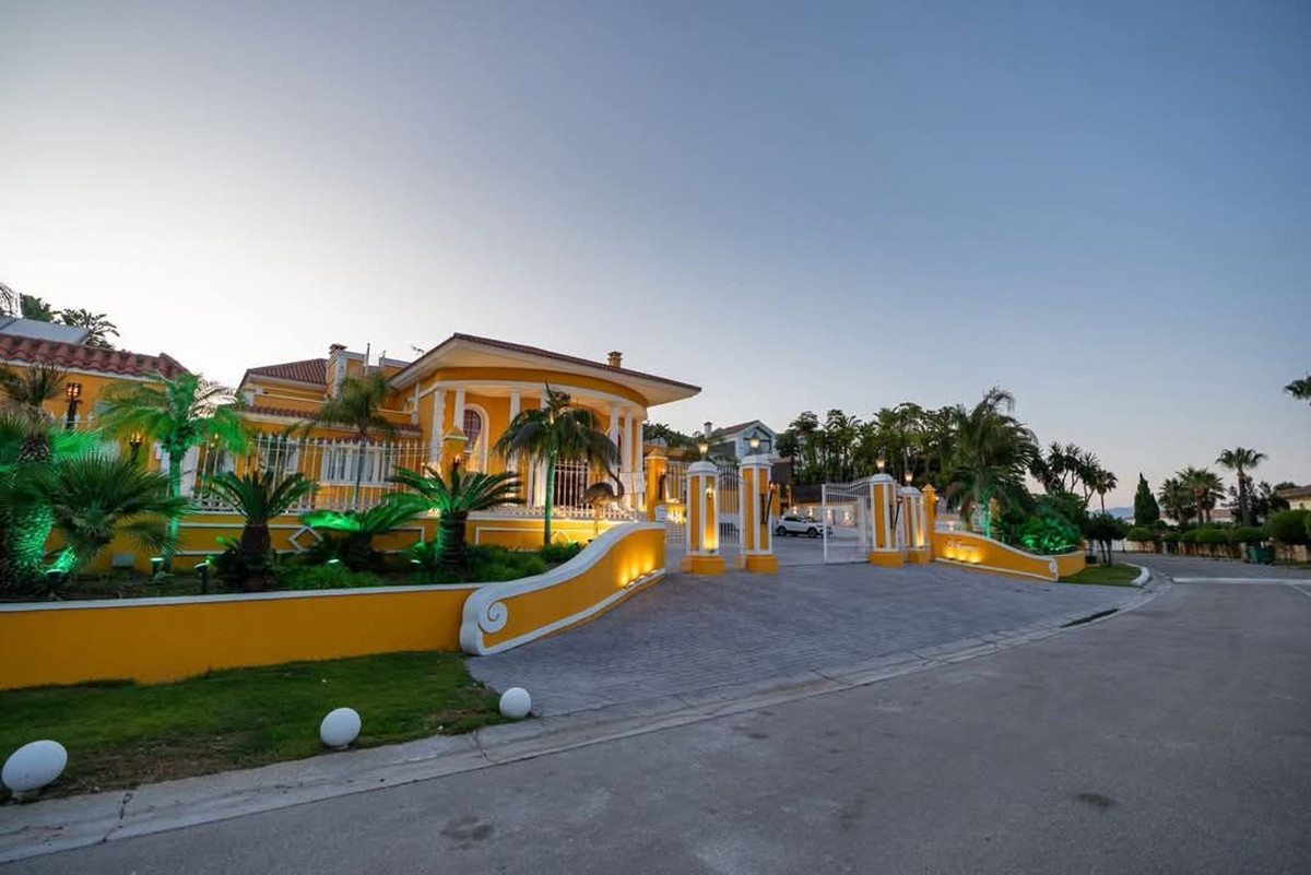 Se vende Villa - Chalet de 7 dormitorios en Costa Del Sol, Cadiz, España