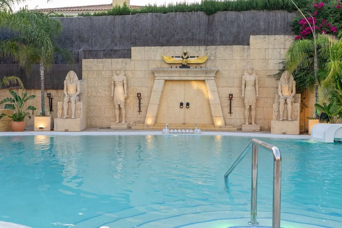 Se vende Villa - Chalet de 7 dormitorios en Costa Del Sol, Cadiz, España