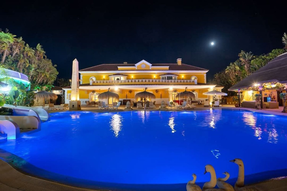 Se vende Villa - Chalet de 7 dormitorios en Costa Del Sol, Cadiz, España