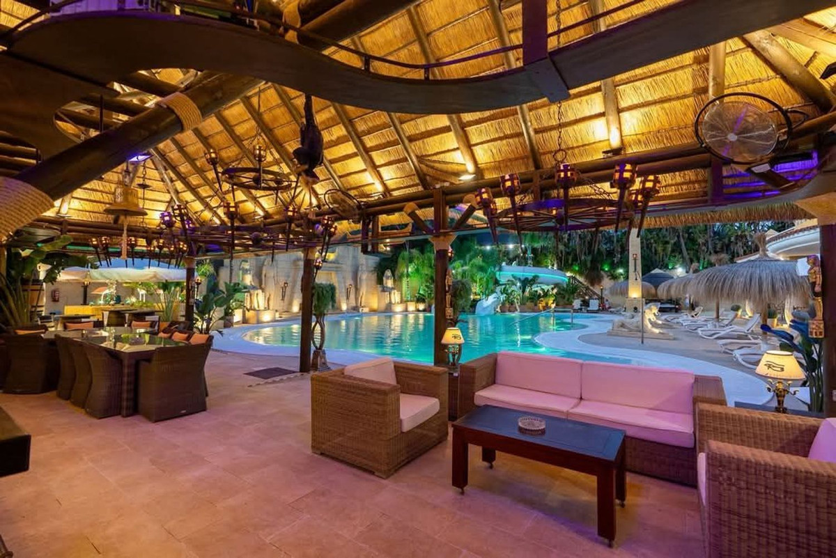 Se vende Villa - Chalet de 7 dormitorios en Costa Del Sol, Cadiz, España