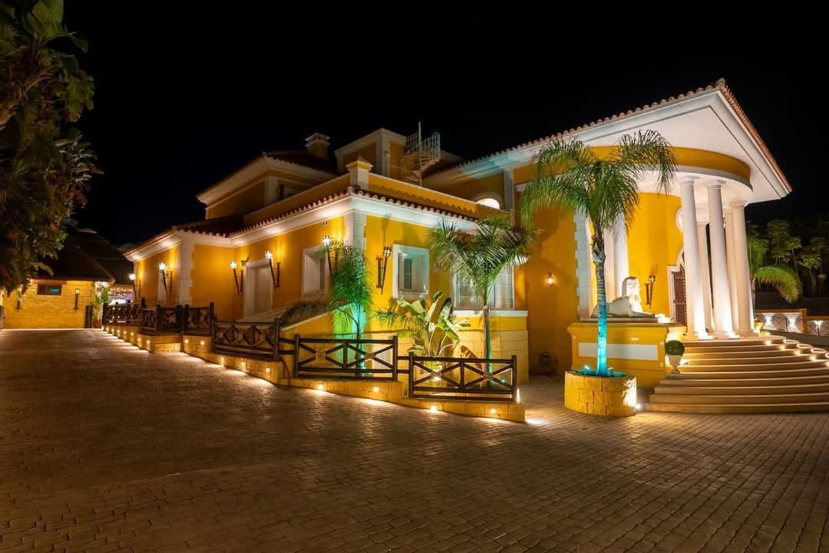 Se vende Villa - Chalet de 7 dormitorios en Costa Del Sol, Cadiz, España