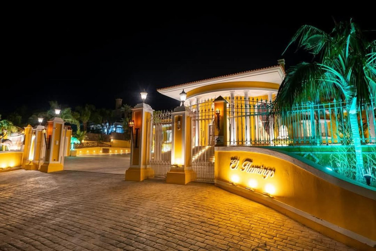 Se vende Villa - Chalet de 7 dormitorios en Costa Del Sol, Cadiz, España
