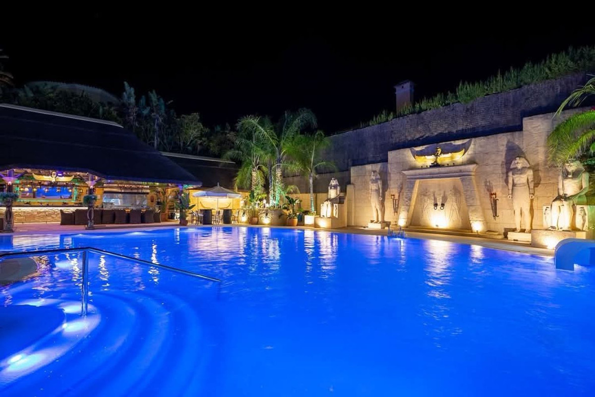 Se vende Villa - Chalet de 7 dormitorios en Costa Del Sol, Cadiz, España