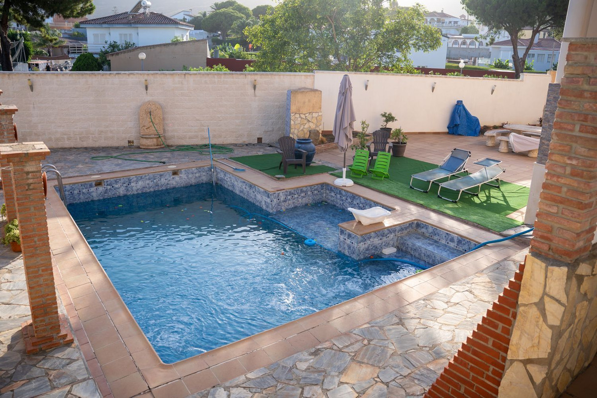 Se vende Villa - Chalet de 5 dormitorios en Costa Del Sol, Cadiz, España