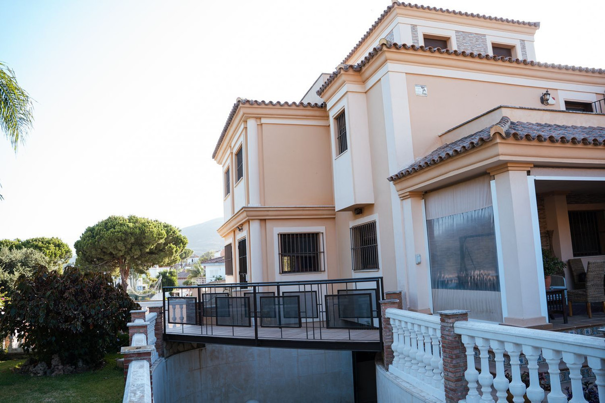 Se vende Villa - Chalet de 5 dormitorios en Costa Del Sol, Cadiz, España