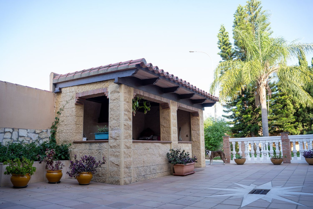 Se vende Villa - Chalet de 5 dormitorios en Costa Del Sol, Cadiz, España