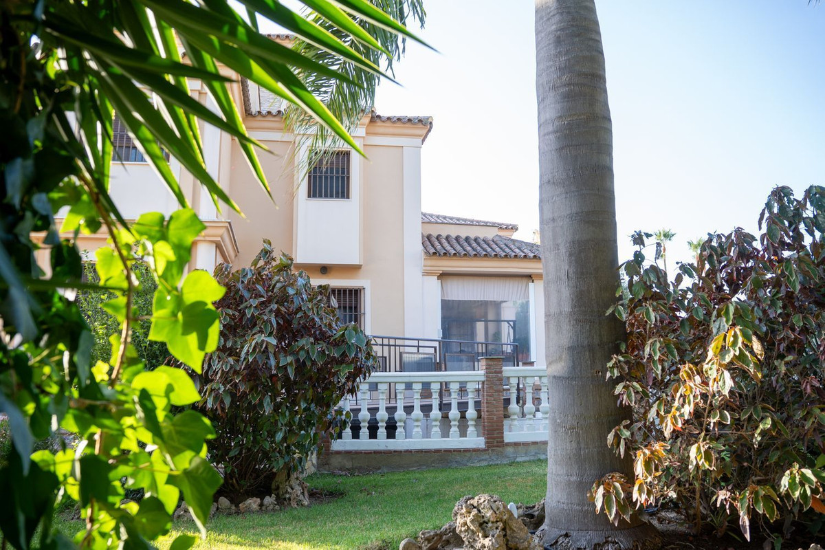 Se vende Villa - Chalet de 5 dormitorios en Costa Del Sol, Cadiz, España