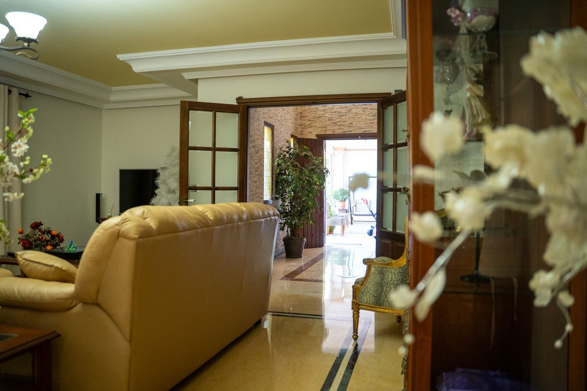 Se vende Villa - Chalet de 5 dormitorios en Costa Del Sol, Cadiz, España