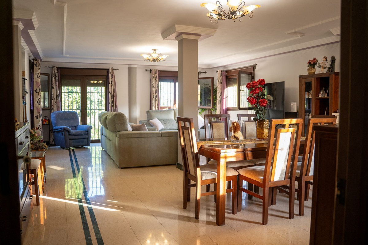 Se vende Villa - Chalet de 5 dormitorios en Costa Del Sol, Cadiz, España