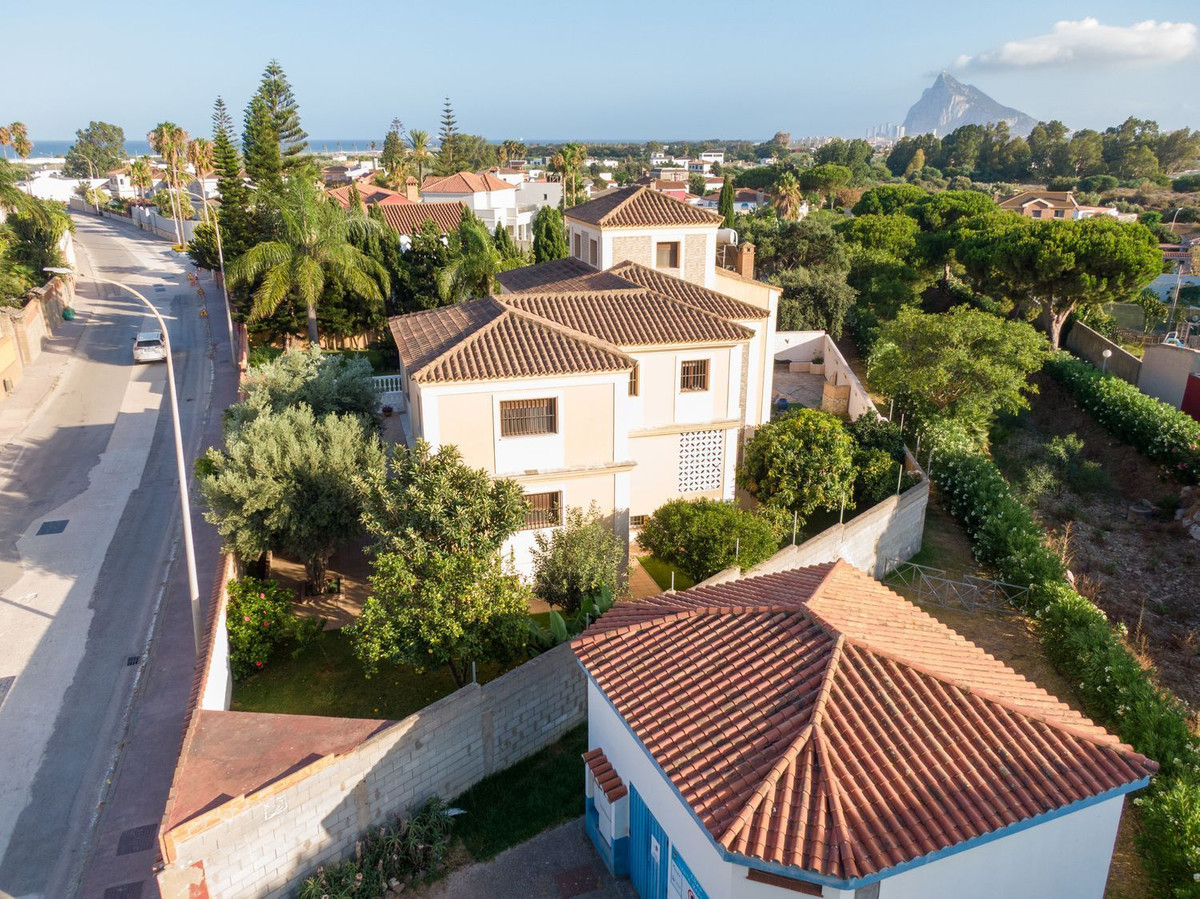 Se vende Villa - Chalet de 5 dormitorios en Costa Del Sol, Cadiz, España