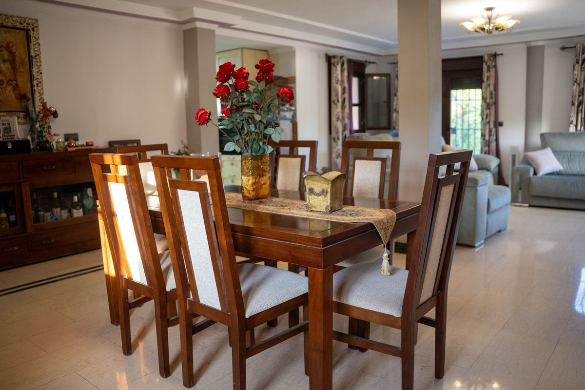 Se vende Villa - Chalet de 5 dormitorios en Costa Del Sol, Cadiz, España