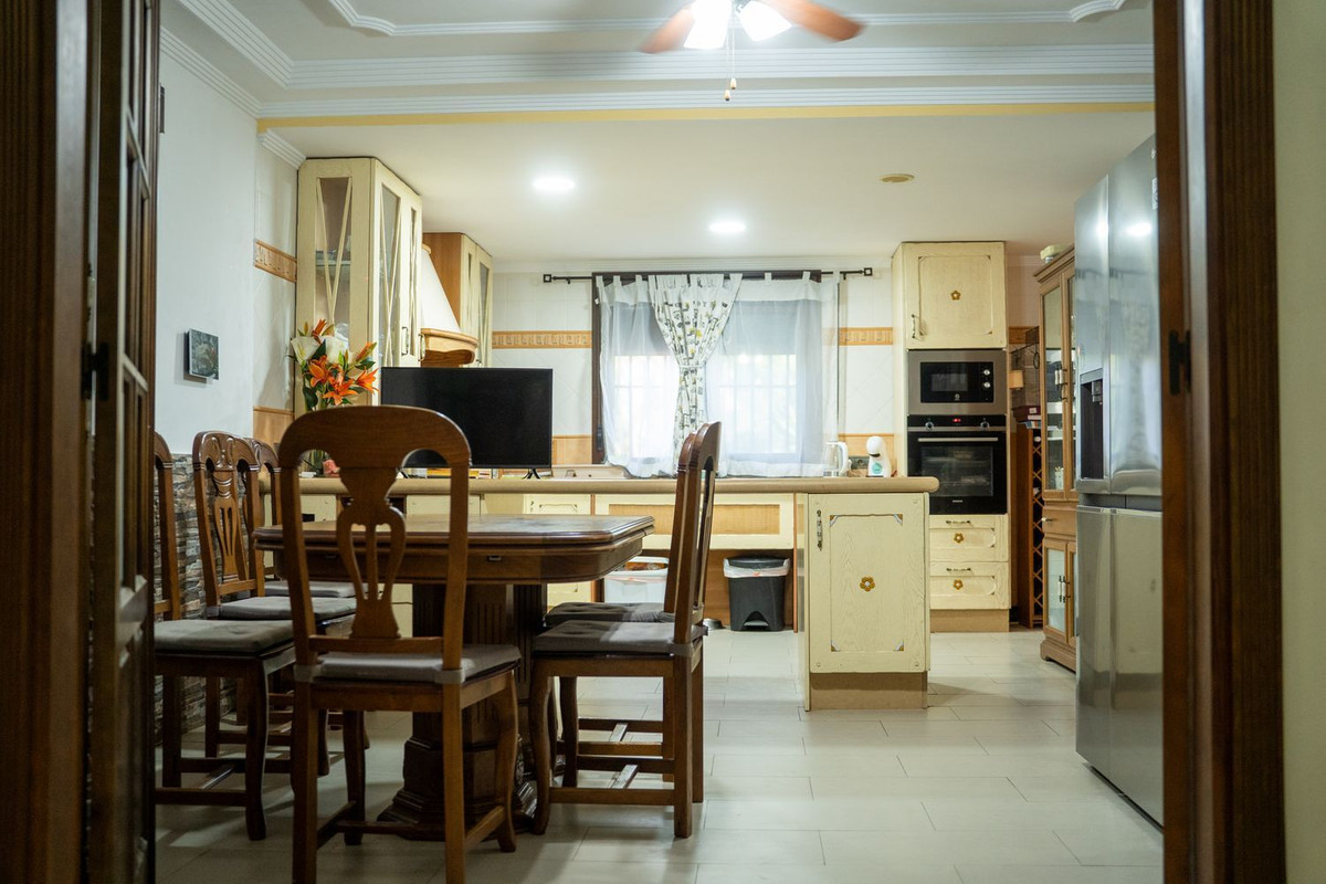 Se vende Villa - Chalet de 5 dormitorios en Costa Del Sol, Cadiz, España