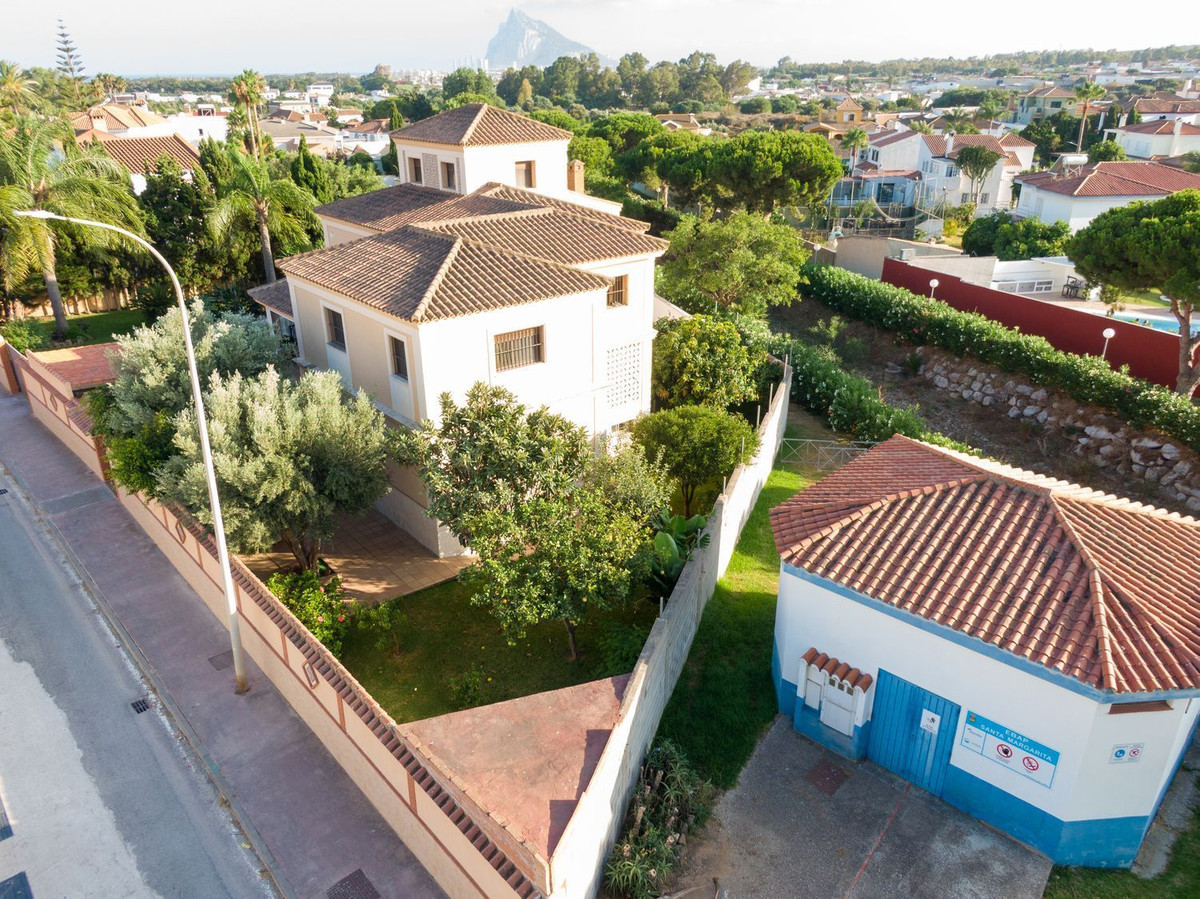 Se vende Villa - Chalet de 5 dormitorios en Costa Del Sol, Cadiz, España
