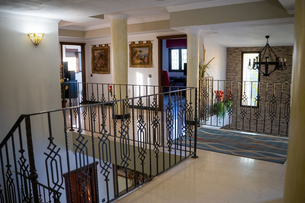 Se vende Villa - Chalet de 5 dormitorios en Costa Del Sol, Cadiz, España