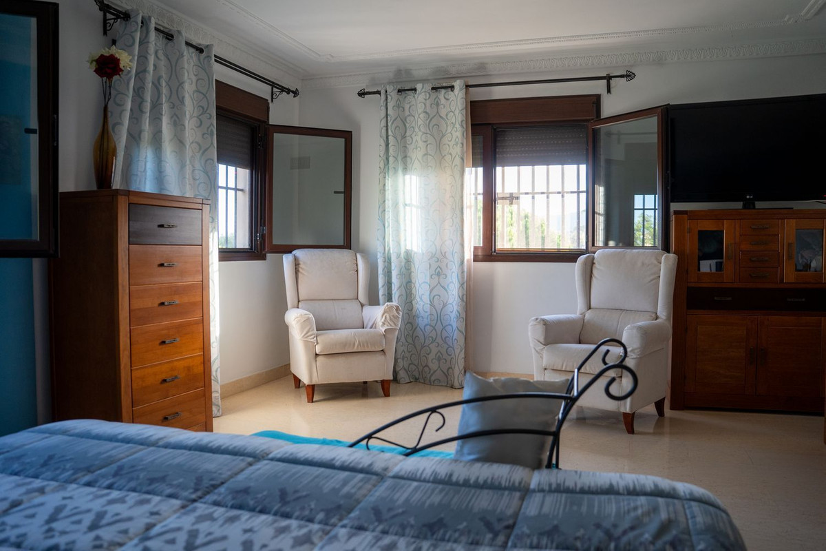 Se vende Villa - Chalet de 5 dormitorios en Costa Del Sol, Cadiz, España