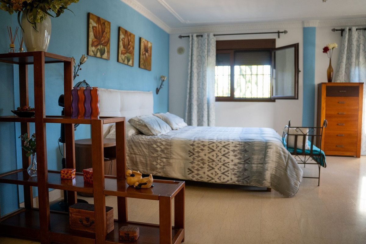 Se vende Villa - Chalet de 5 dormitorios en Costa Del Sol, Cadiz, España