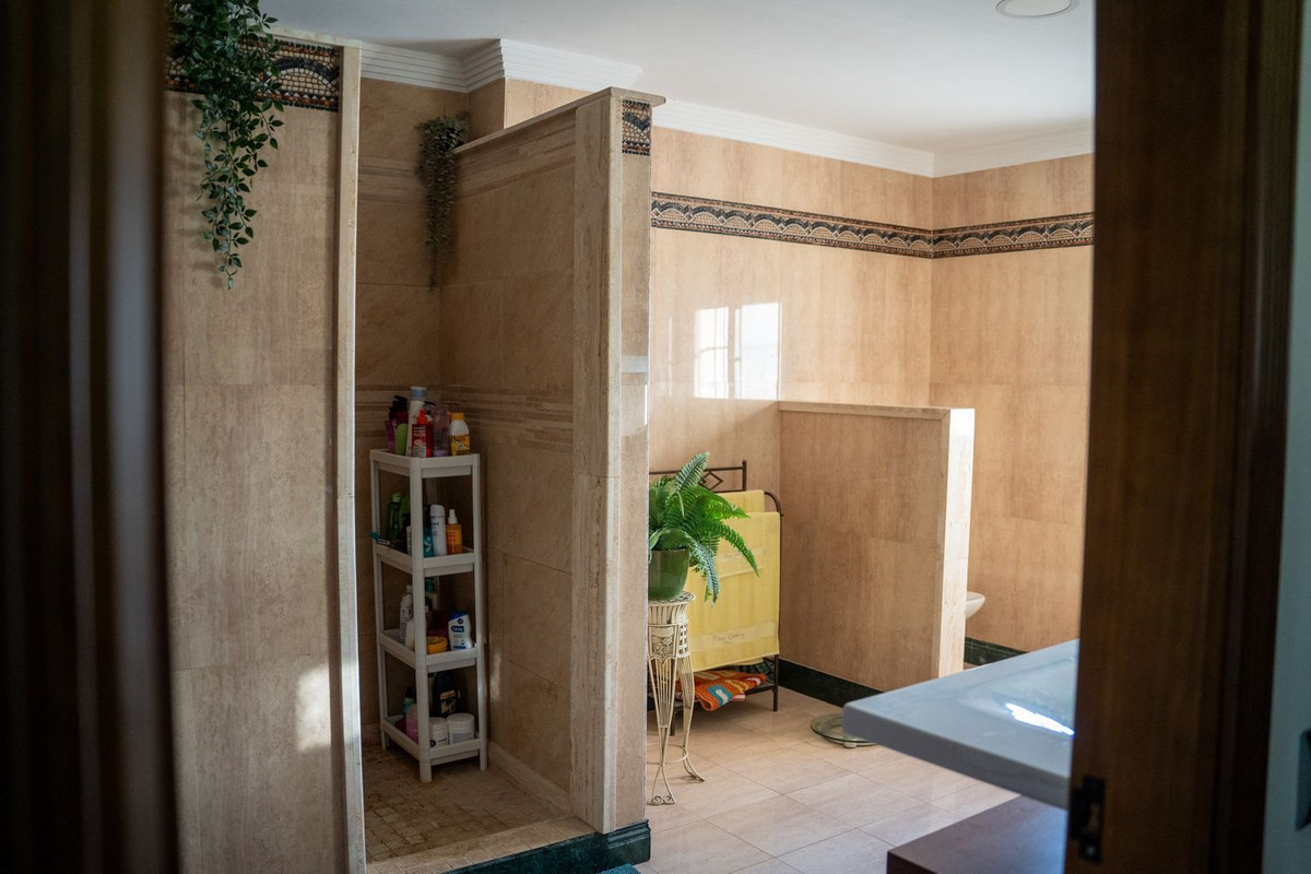 Se vende Villa - Chalet de 5 dormitorios en Costa Del Sol, Cadiz, España