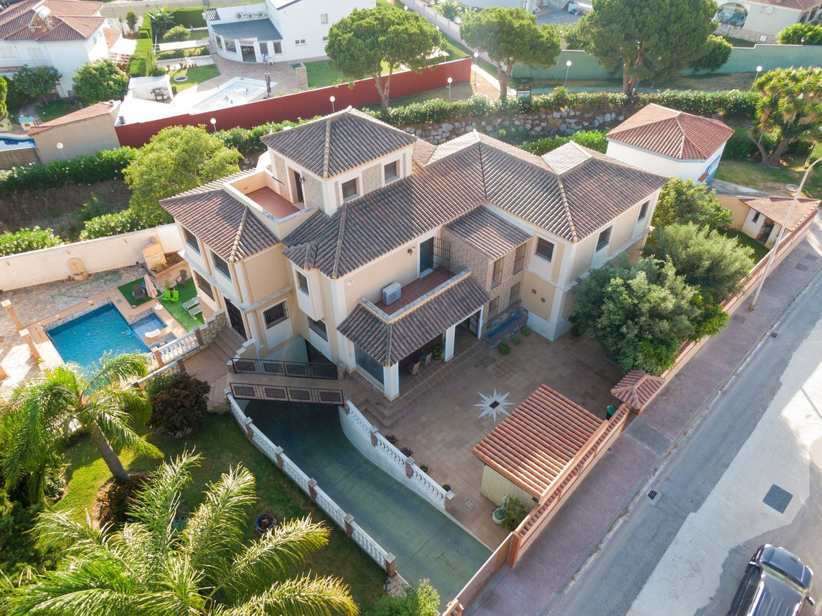 Se vende Villa - Chalet de 5 dormitorios en Costa Del Sol, Cadiz, España