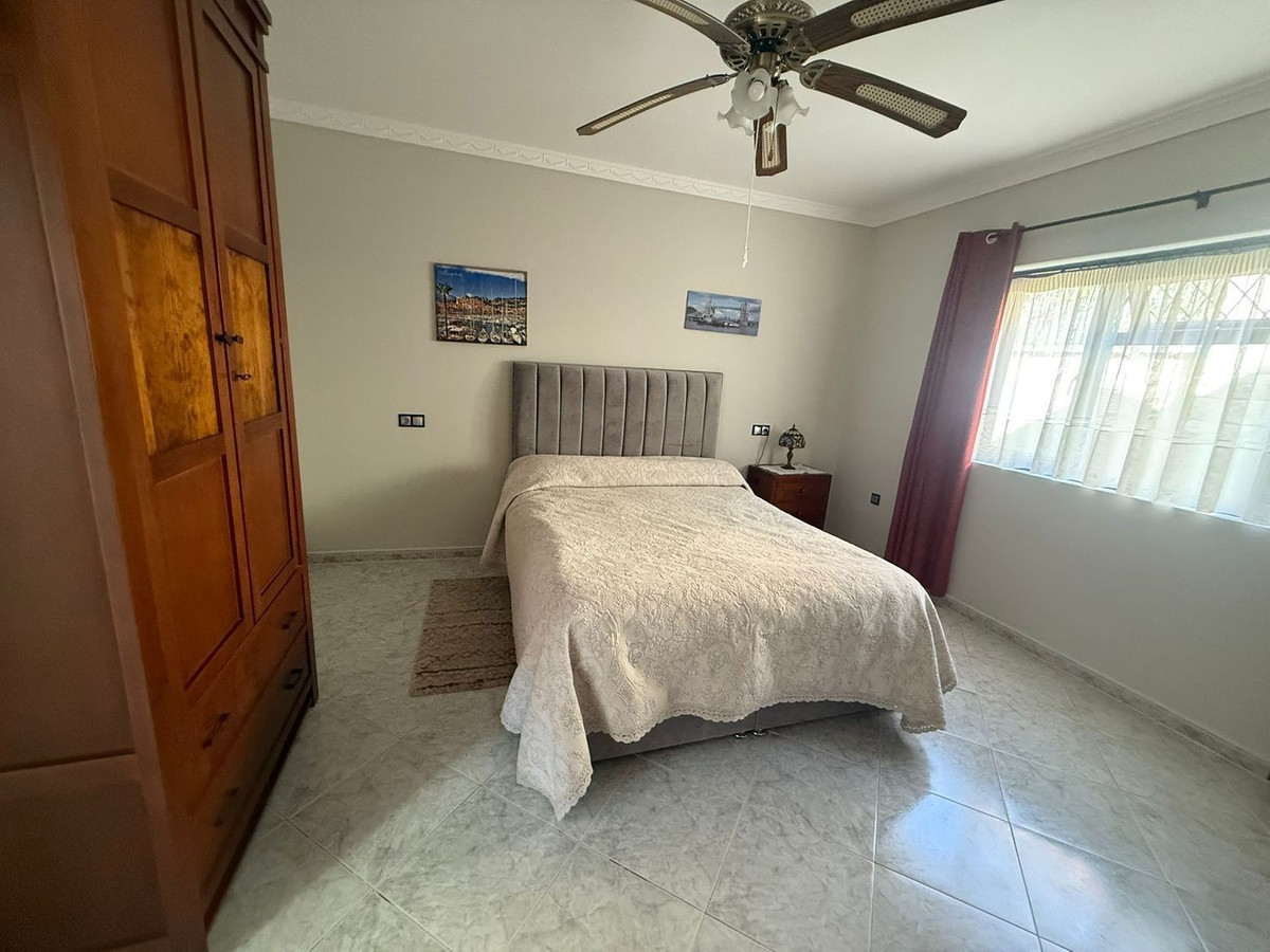 Se vende Villa - Chalet de 3 dormitorios en Costa Del Sol, Cadiz, España