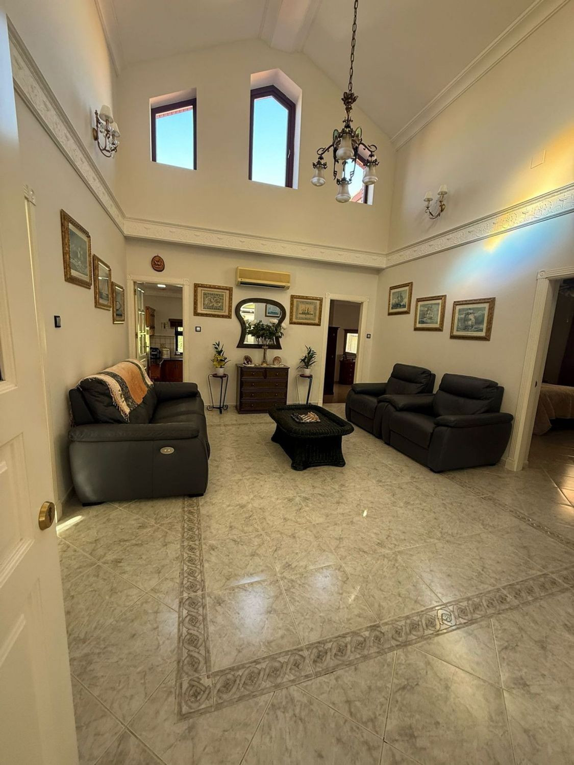 Se vende Villa - Chalet de 3 dormitorios en Costa Del Sol, Cadiz, España