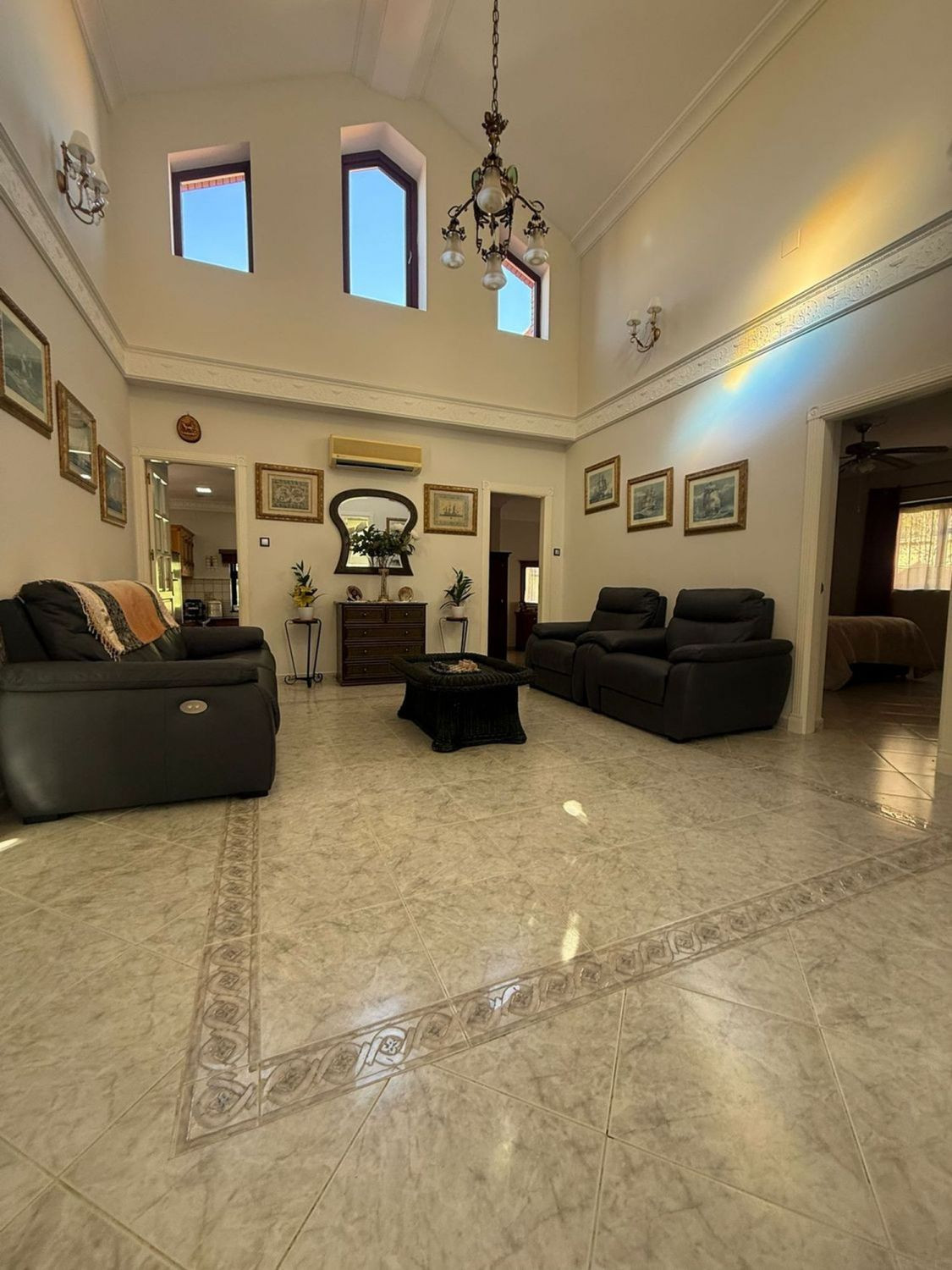 Se vende Villa - Chalet de 3 dormitorios en Costa Del Sol, Cadiz, España
