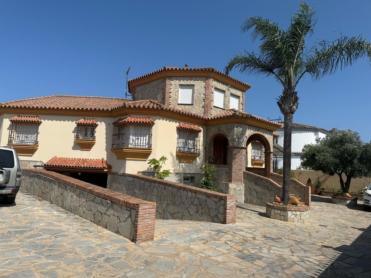 Se vende Villa - Chalet de 4 dormitorios en Costa Del Sol, Cadiz, España