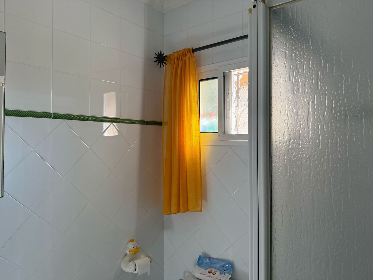 Se vende Villa - Chalet de 4 dormitorios en Costa Del Sol, Cadiz, España