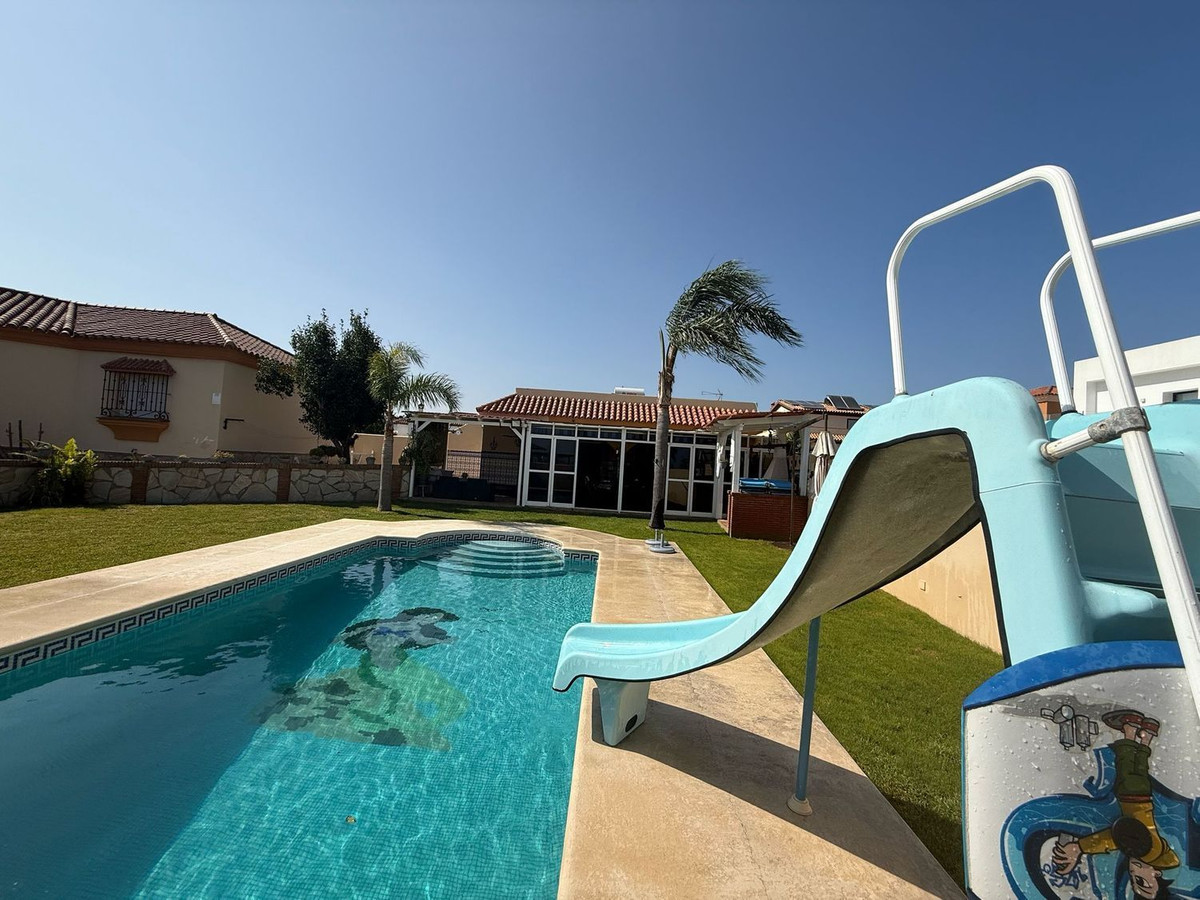 Se vende Villa - Chalet de 4 dormitorios en Costa Del Sol, Cadiz, España