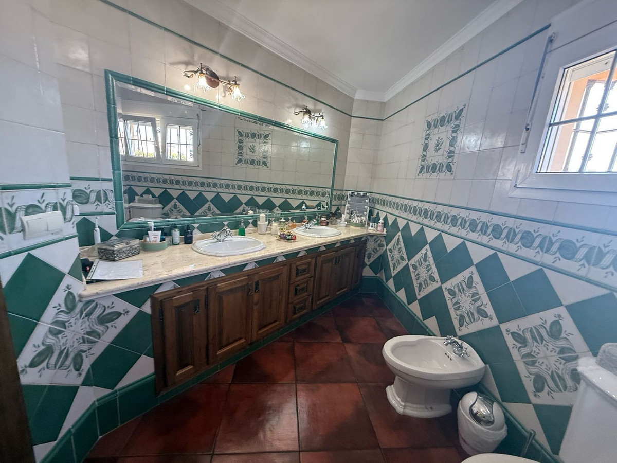 Se vende Villa - Chalet de 4 dormitorios en Costa Del Sol, Cadiz, España