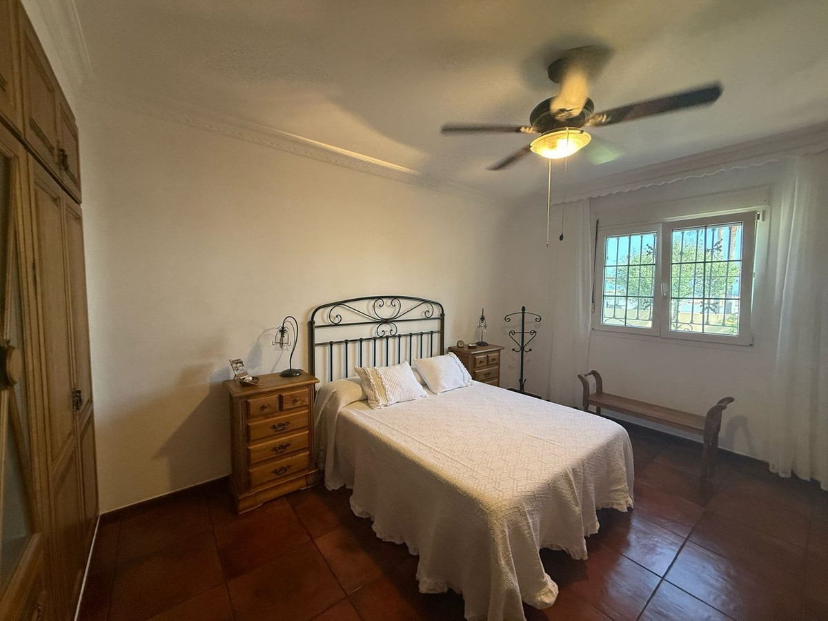 Se vende Villa - Chalet de 4 dormitorios en Costa Del Sol, Cadiz, España