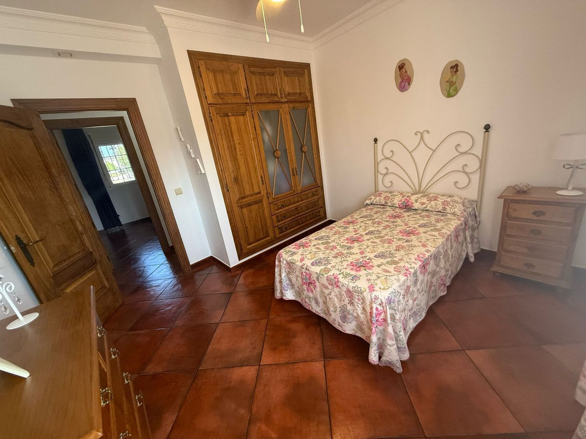 Se vende Villa - Chalet de 4 dormitorios en Costa Del Sol, Cadiz, España