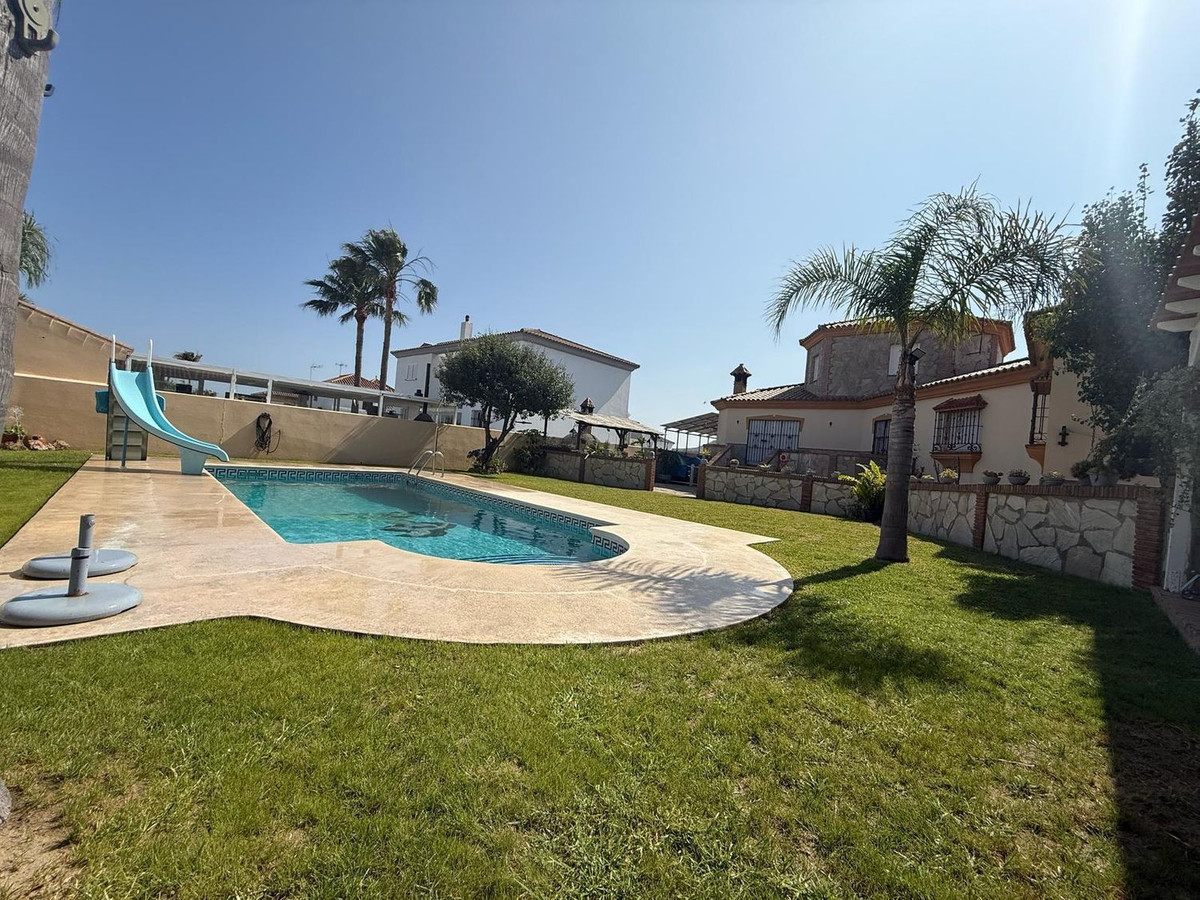 Se vende Villa - Chalet de 4 dormitorios en Costa Del Sol, Cadiz, España